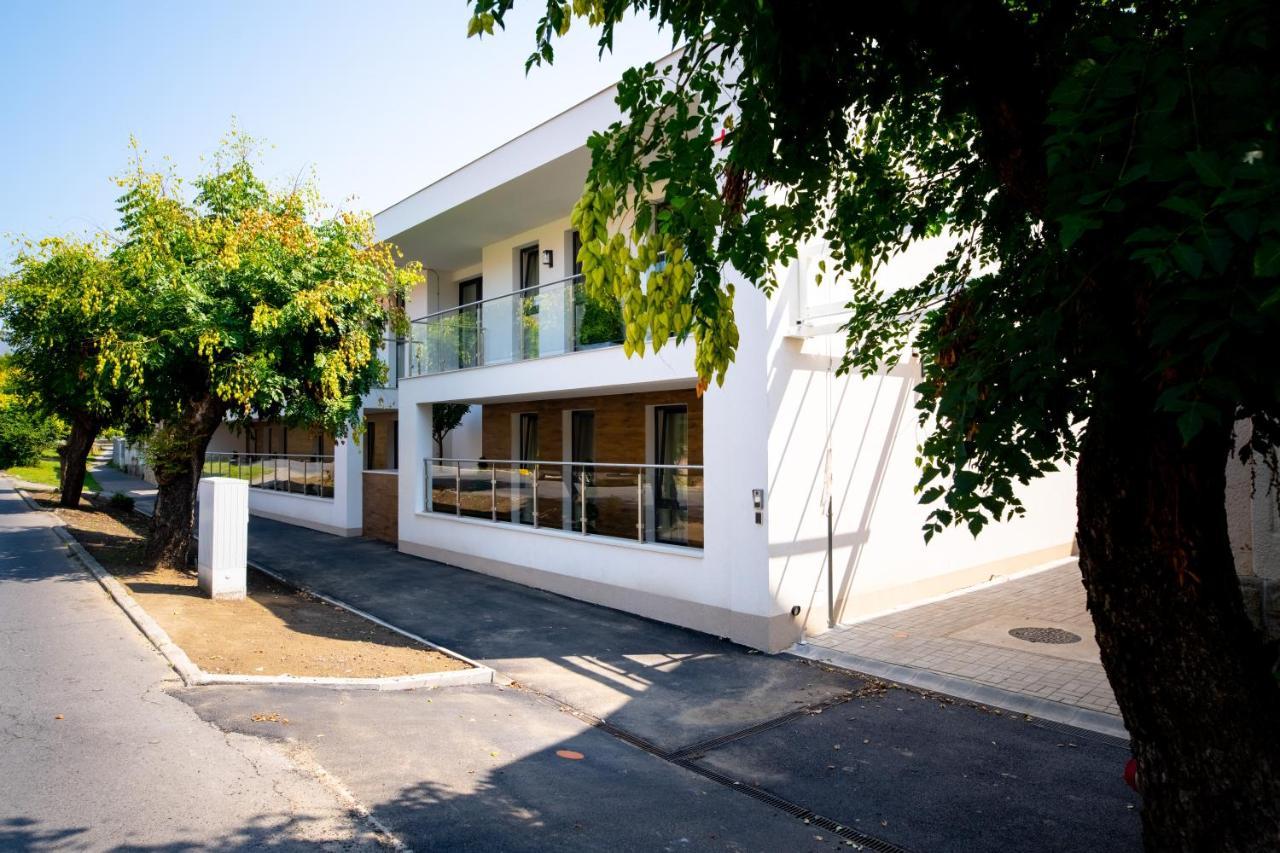 Elixir Panzio Acomodação com café da manhã Nyírbátor Exterior foto